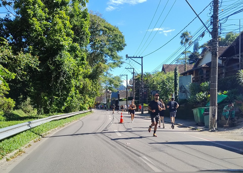 barao 2 Com o calor intenso, a via, fechada temporariamente para veículos, se tornou um verdadeiro corredor esportivo a céu aberto, incentivando hábitos mais saudáveis entre os moradores.
Espaços como esse são essenciais para a qualidade de vida da população, pois permitem a prática de atividades físicas ao ar livre, promovem o bem-estar e incentivam a convivência entre diferentes públicos, de crianças a idosos. Além disso, a criação e manutenção de corredores esportivos urbanos ajudam na mobilidade sustentável, estimulam o uso da bicicleta como meio de transporte e reforçam a importância de políticas públicas voltadas para a saúde e o lazer.