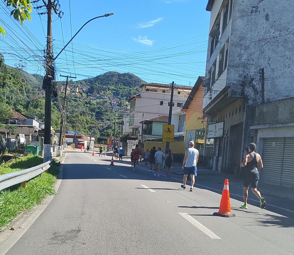 barao 3 Com o calor intenso, a via, fechada temporariamente para veículos, se tornou um verdadeiro corredor esportivo a céu aberto, incentivando hábitos mais saudáveis entre os moradores.
Espaços como esse são essenciais para a qualidade de vida da população, pois permitem a prática de atividades físicas ao ar livre, promovem o bem-estar e incentivam a convivência entre diferentes públicos, de crianças a idosos. Além disso, a criação e manutenção de corredores esportivos urbanos ajudam na mobilidade sustentável, estimulam o uso da bicicleta como meio de transporte e reforçam a importância de políticas públicas voltadas para a saúde e o lazer.