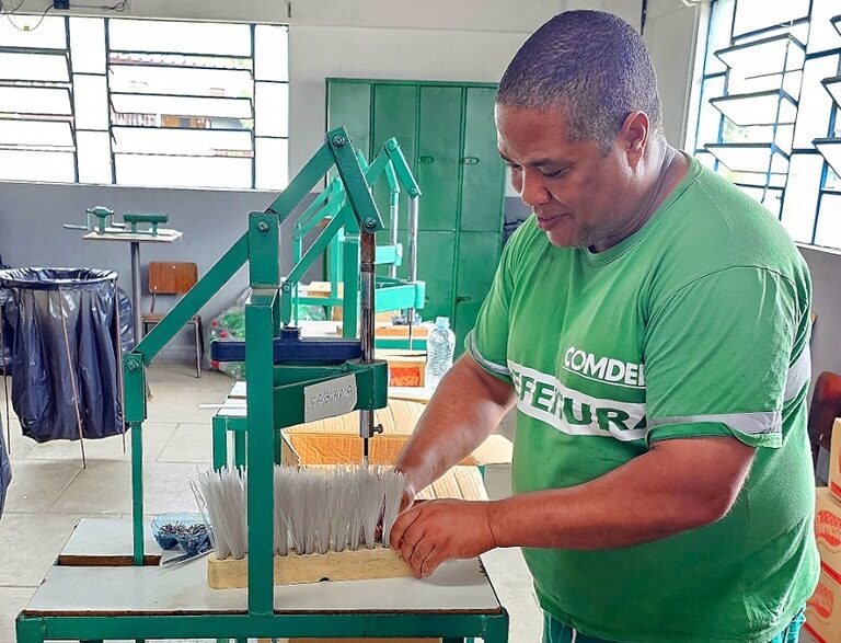 Comdep transforma garrafas PET em vassouras e incentiva a reciclagem.