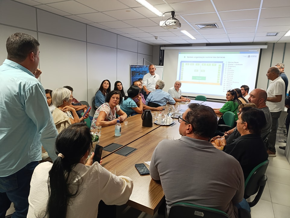 Representantes da Prefeitura se reúnem com produtores rurais para alinhar detalhes sobre a exposição agropecuária.