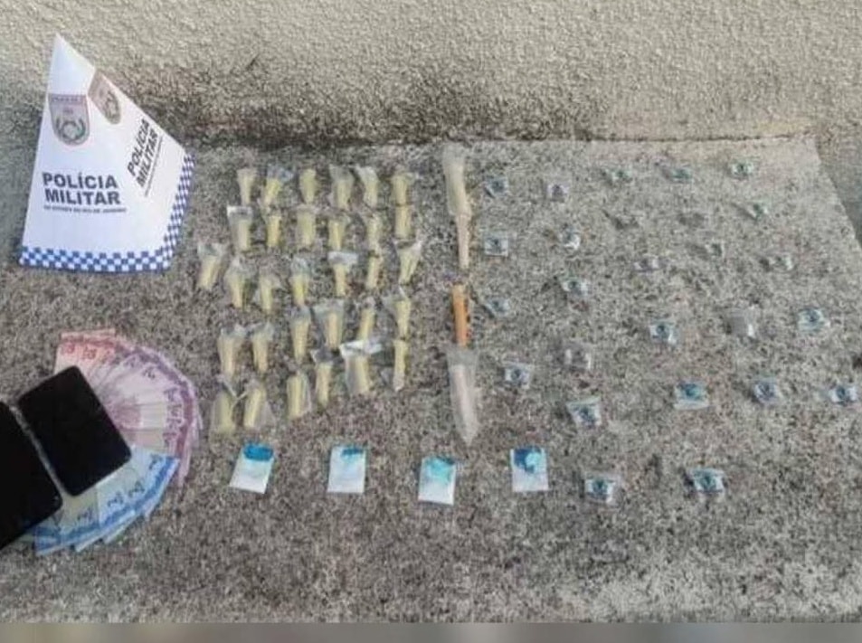 Drogas apreendidas na praça da Matriz em Cascatinha.