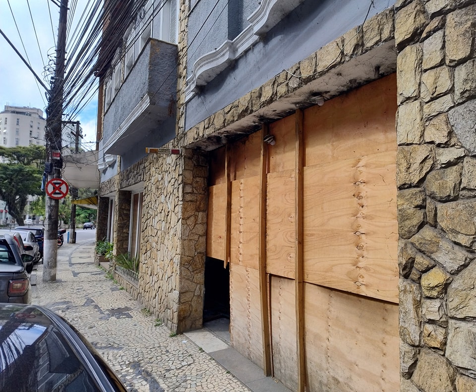 Imóvel abandonado no Centro Histórico é risco para vizinhança.