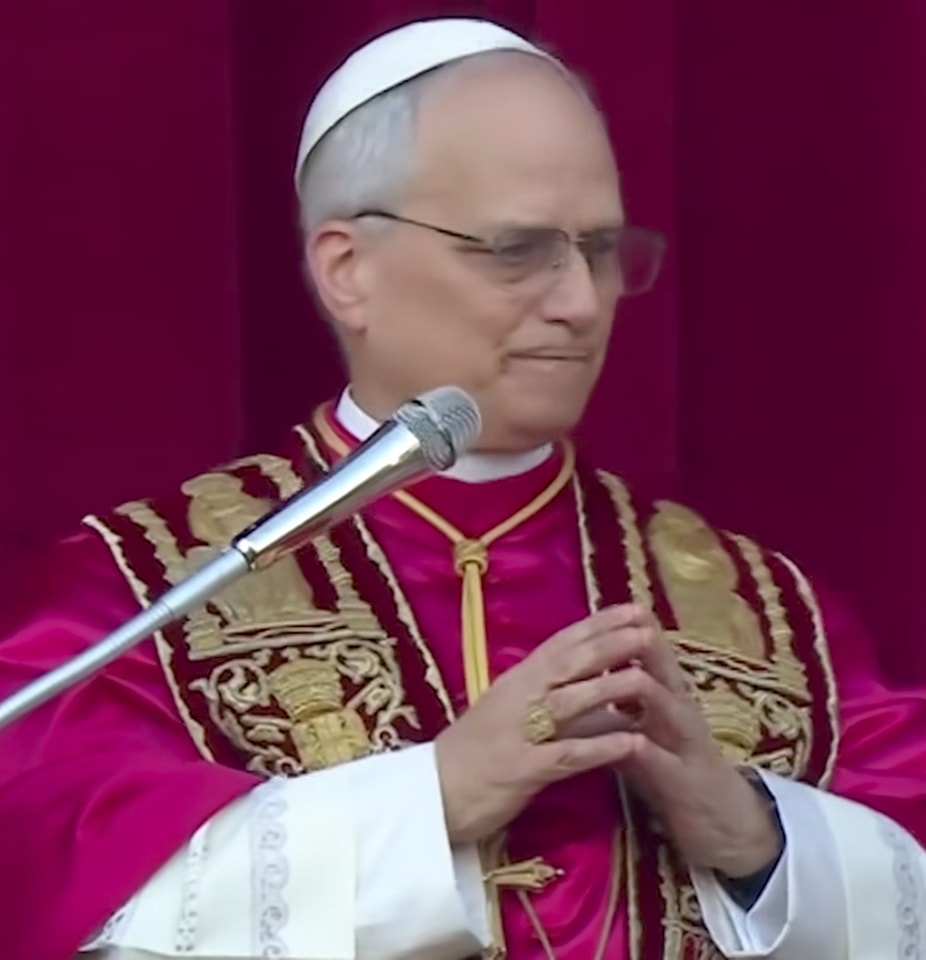 O Papa Leão XIV entregou sua primeira bênção apostólica Urbi et Orbi, da varanda da Basílica de São Pedro.