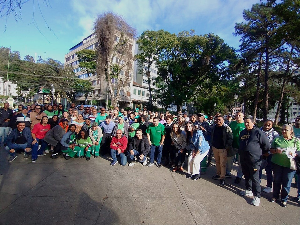 No dia do Gari, prefeitura faz homenagem com café da manhã especial.