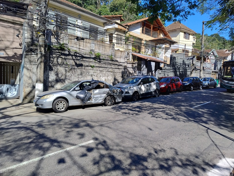 Veículos envolvidos em colisão permanecem abandonados em pleno Centro Histórico.