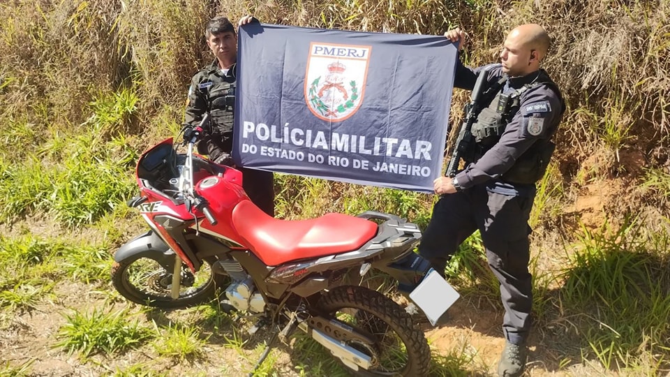 Recuperada no Vale do Carangola moto roubada em assalto na manha desta quinta-feira.