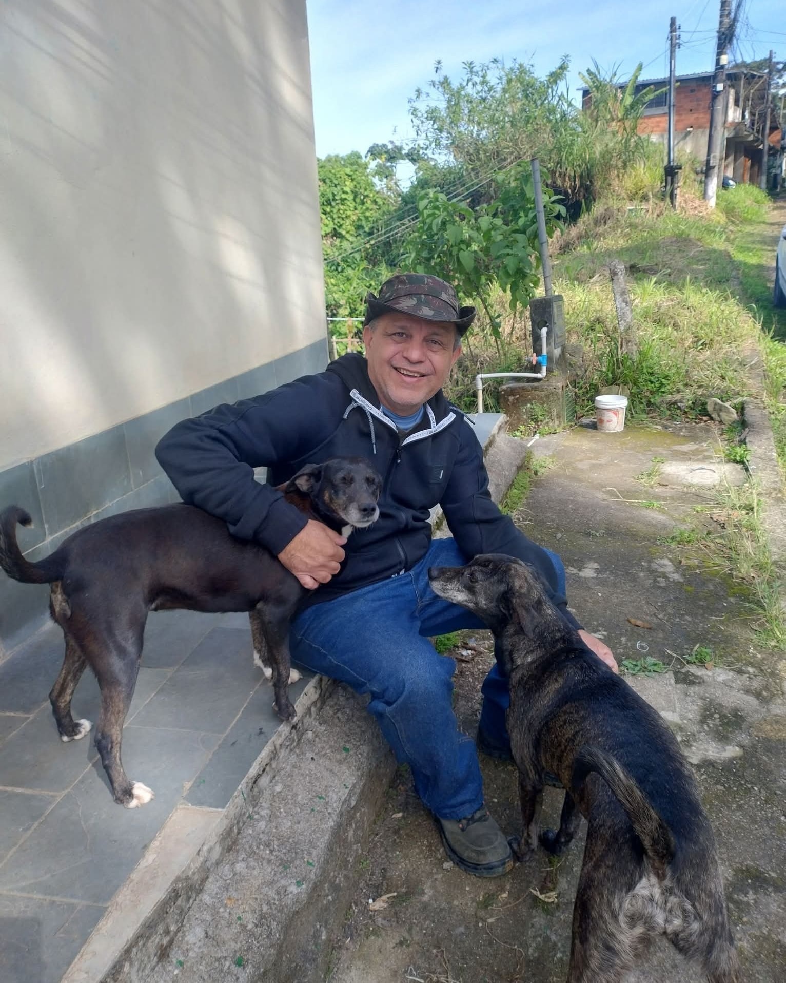 Domingos Protetor assume cadeira na Câmara Municipal. Com a designação, pelo prefeito, do vereador Dr. Aloisio Barbosa para a Secretaria de Saúde, o suplente Domingos Protetor volta a ocupar uma das cadeiras do Palácio Amarelo.