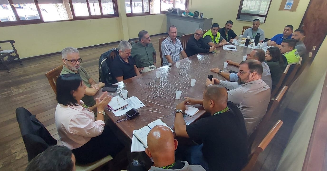 Empresários e comerciantes de Itaipava recebem representantes da prefeitura, da Enel e do Petrópolis Convention & Visitors Bureau.
