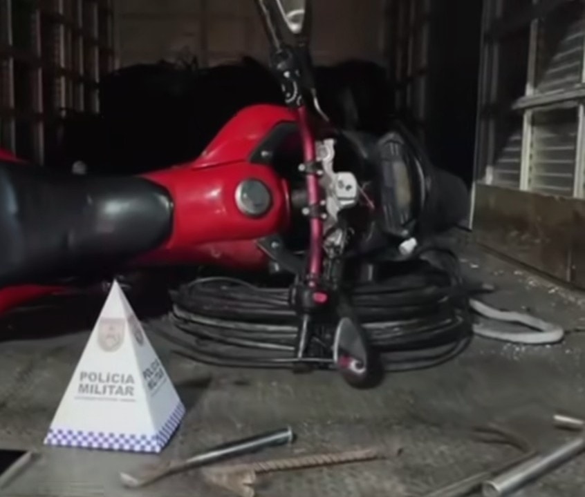 Ladrões de cabos presos em flagrante em Itaipava.3