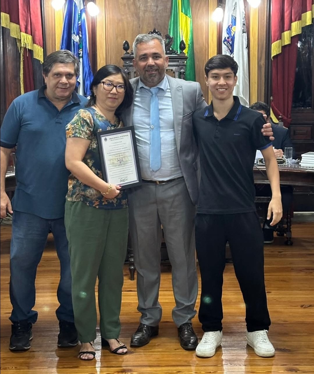 Vereador Marquinhos Almeida entrega diploma de congratulações à advogada Dra. Michela Mieka Yamamoto Mascheroni, por sua atuação marcada pela ética e dedicação.