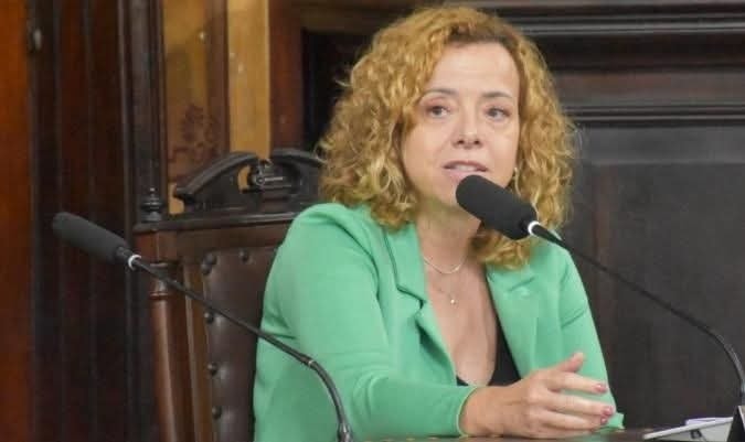 Projeto de Lei de autoria da vereadora Gilda Beatriz que assegura atendimento preferencial a pessoas com Doença de Crohn e Retocolite Ulcerativa em órgãos públicos
