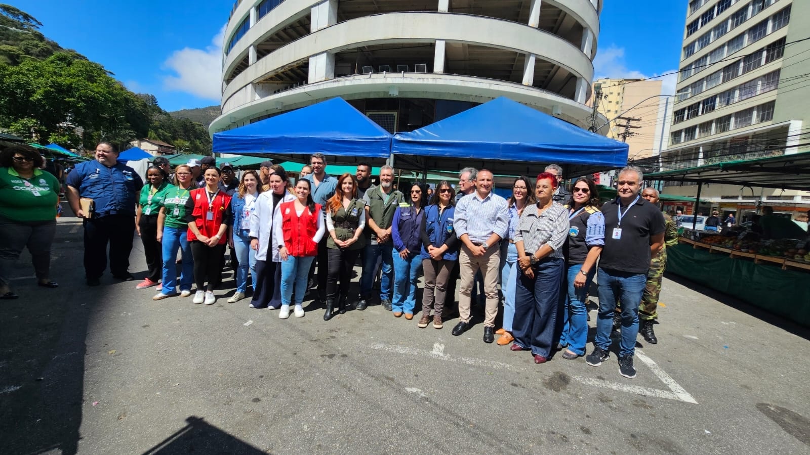 Ação conjunta leva serviços de saúde, meio ambiente e organização à Feira Livre do Centro