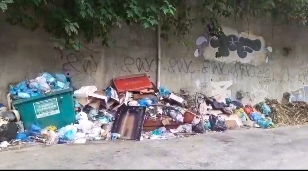 Caos Sanitário à Vista: Acúmulo de Lixo Transforma Petrópolis em Alerta de Saúde Pública