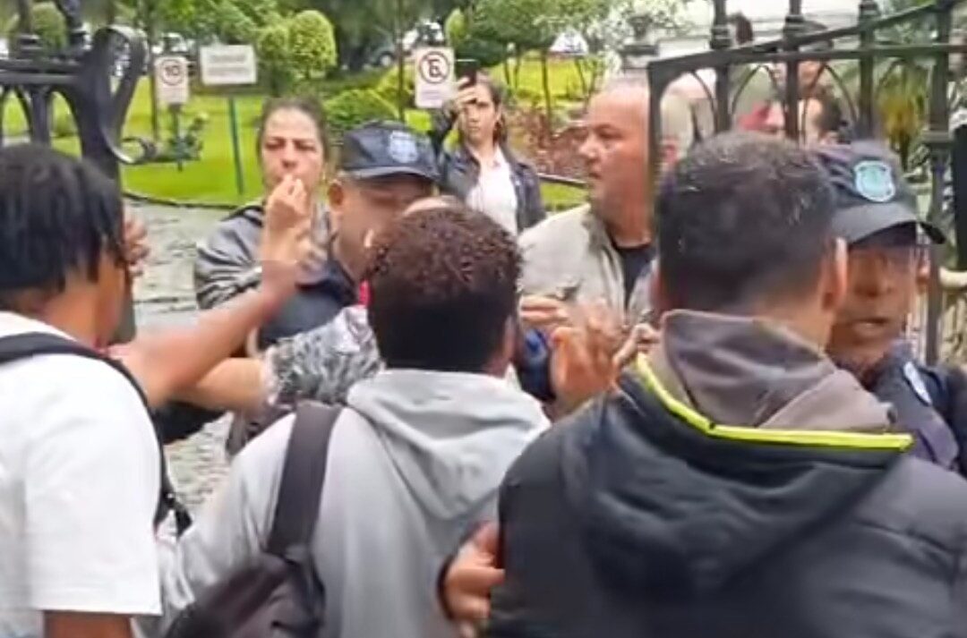 Agentes da saúde realizam manifestação na porta da prefeitura devido ao atraso no pagamento do 13° salário