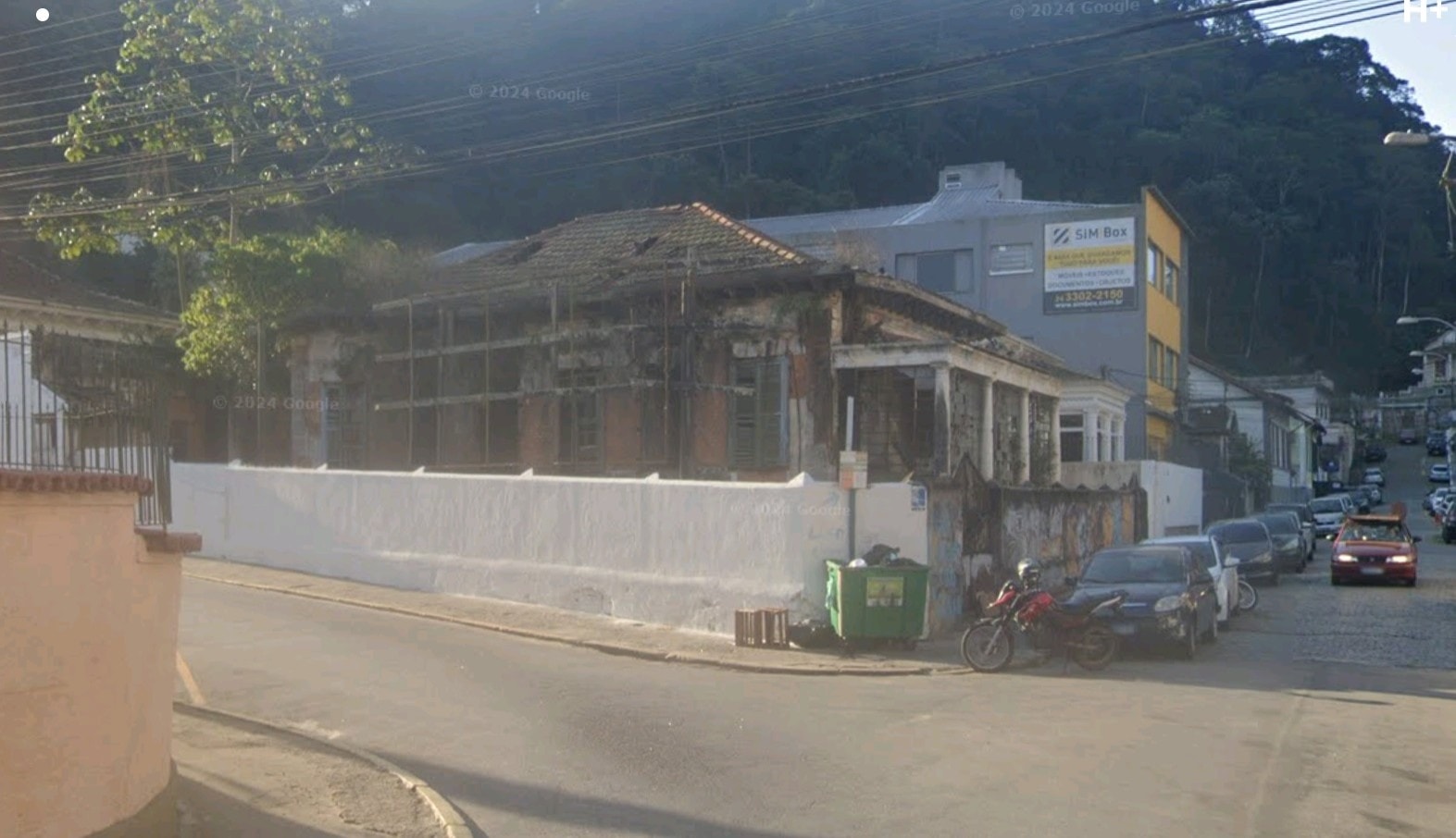 Casarão em ruínas no Centro é incendiado na madrugada.