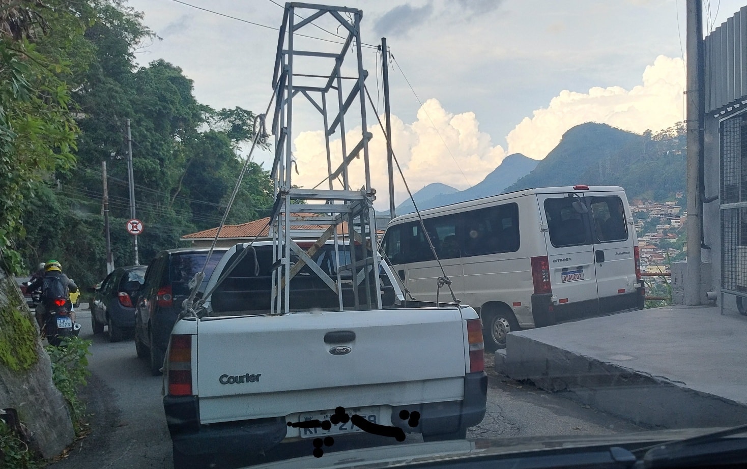 Trânsito em Nó: Estacionamento Irregular Trava Acessos aos Distritos