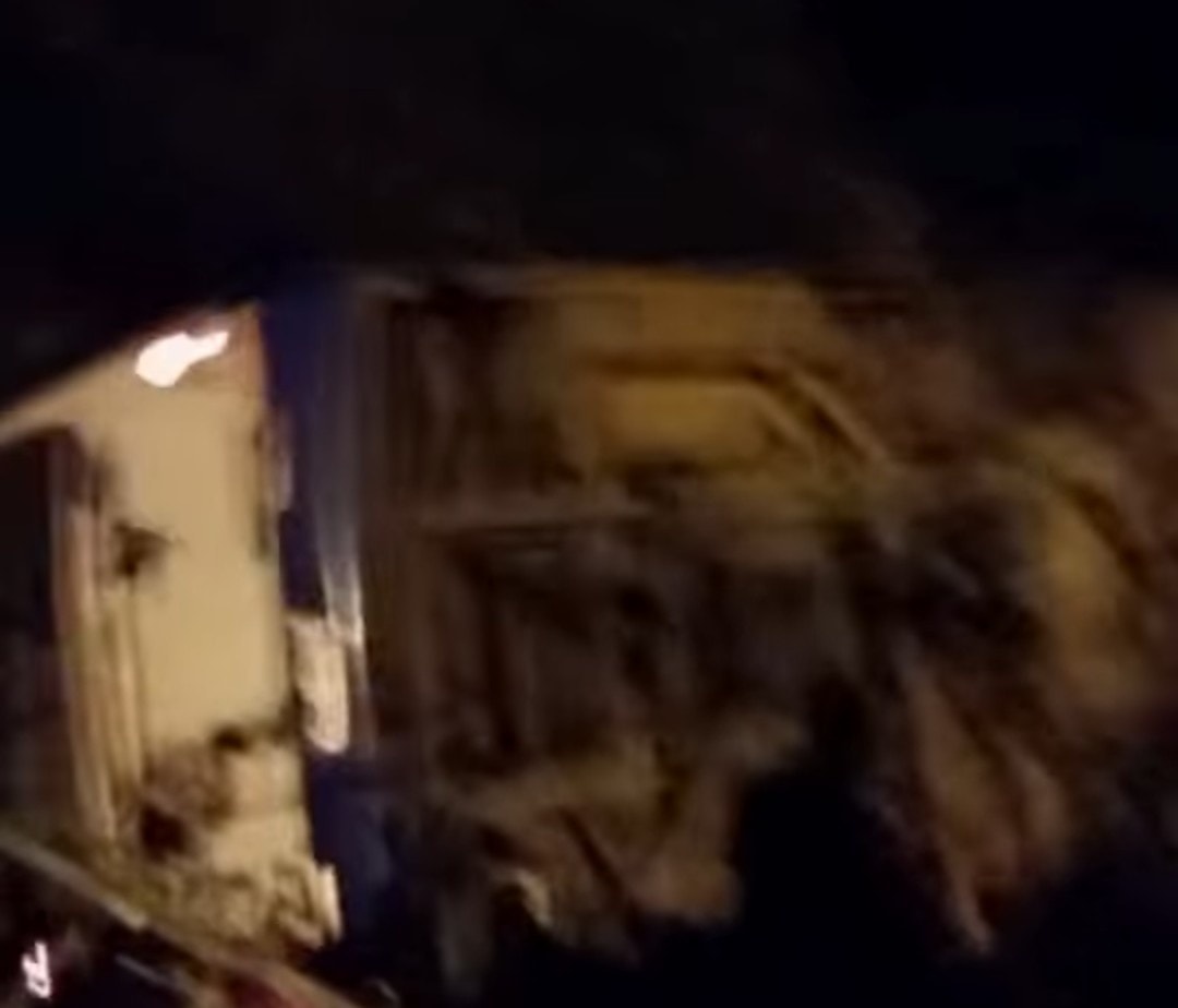 Onibus da TURP cai no rio Piabanha entre a Ponte Branca e o Posto Dois