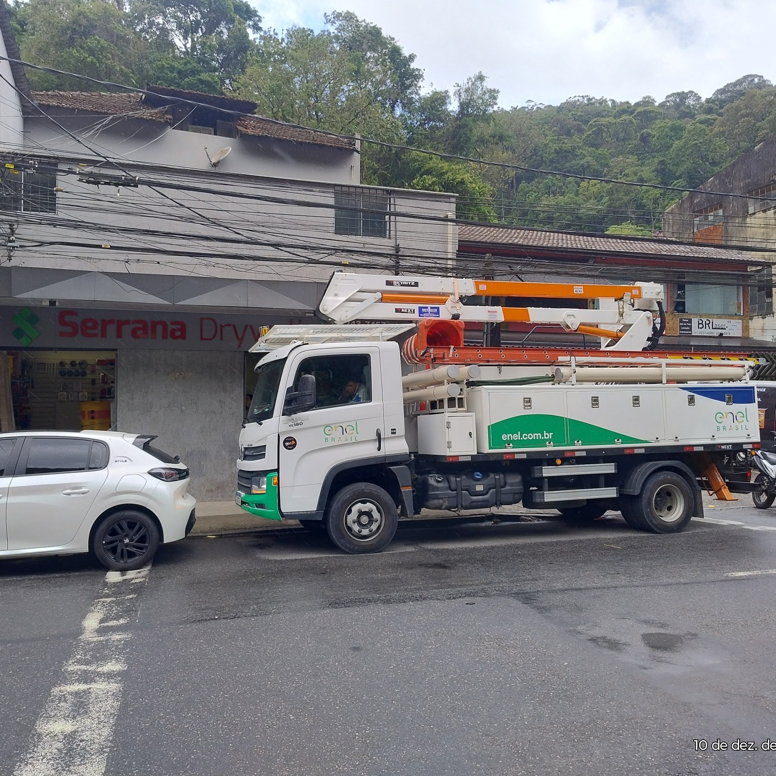 Indignação: Enquanto Petrópolis Sofre Sem Luz, Funcionários da ENEL São Flagrados Parados