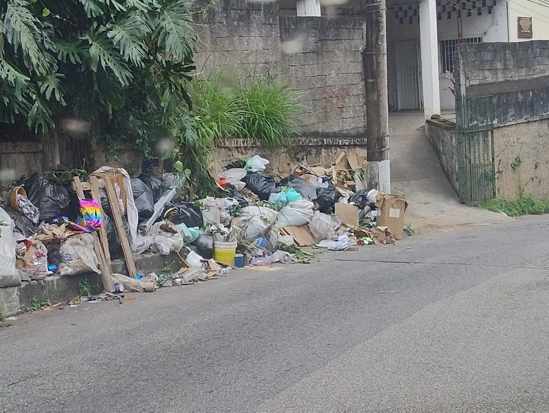 3 de janeiro, vários bairros ainda tem nas ruas o lixo não recolhido desde o Natal.