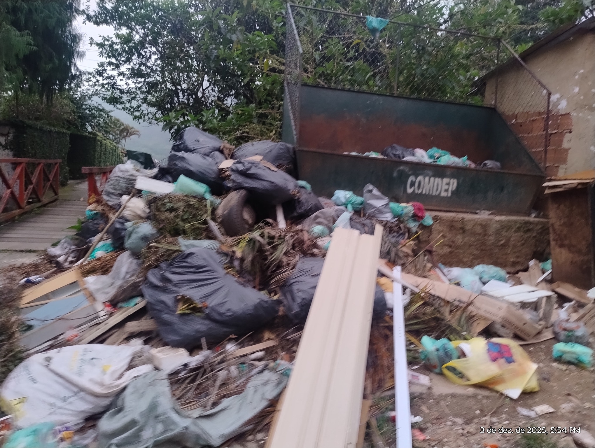 Alerta de Lixo no Fim de Ano: Coleta Precária Ameaça Petrópolis Turística