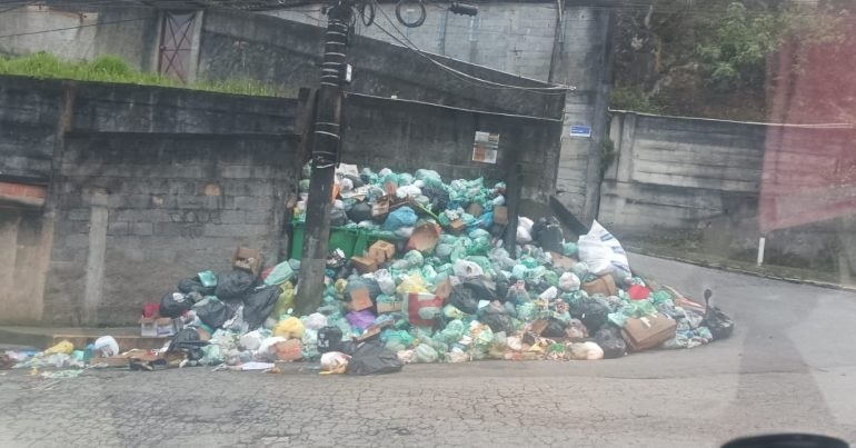 Crise do Lixo Transborda: População Sugere “Campeonato” Irônico para Denunciar Calamidade