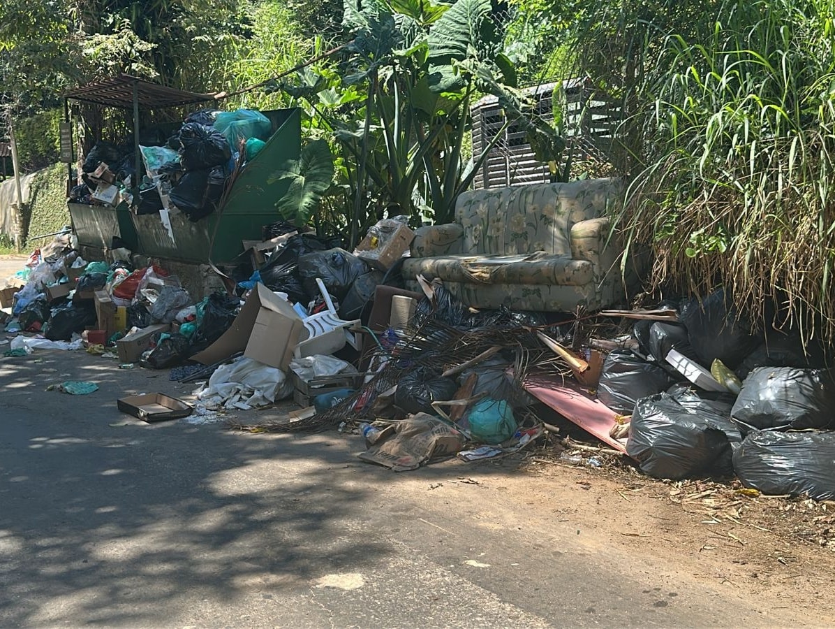 Cidade Imperial recebe os turistas com as ruas tomadas por montanhas de lixo.