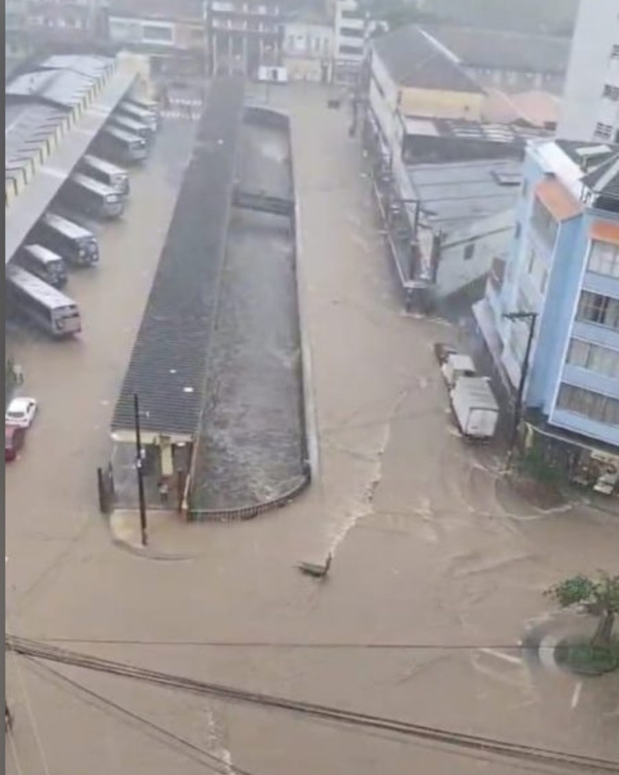Comerciantes Propõem Reabertura de Bueiros Asfaltados para Evitar Enchentes no Centro