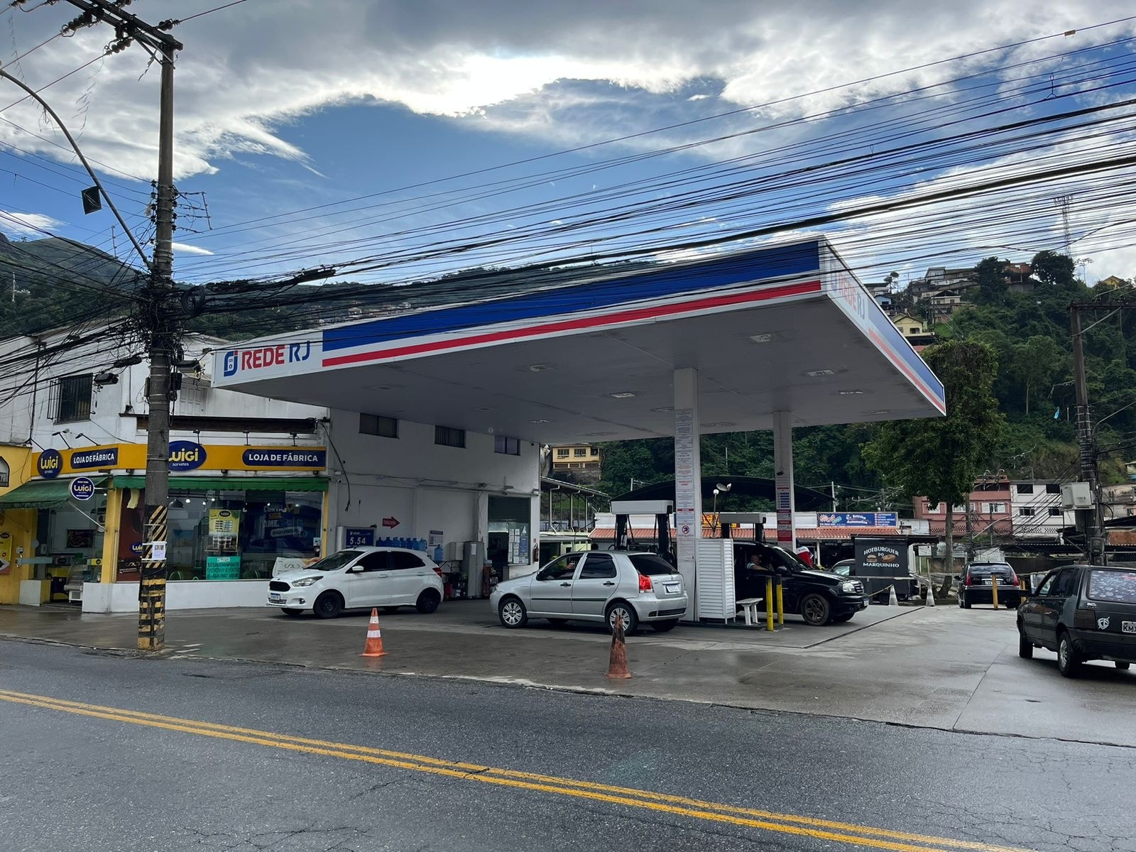 Postos de Petrópolis praticam preços iguais e vendem combustível mais caro