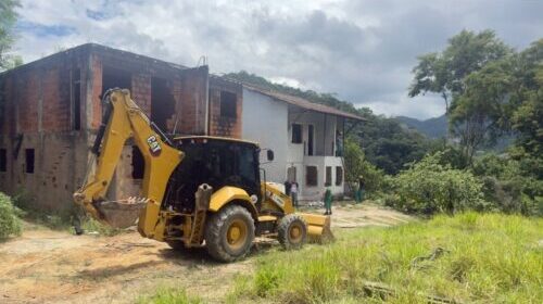 Prefeitura demole construções existentes em terreno destinado a projetos habitacionais