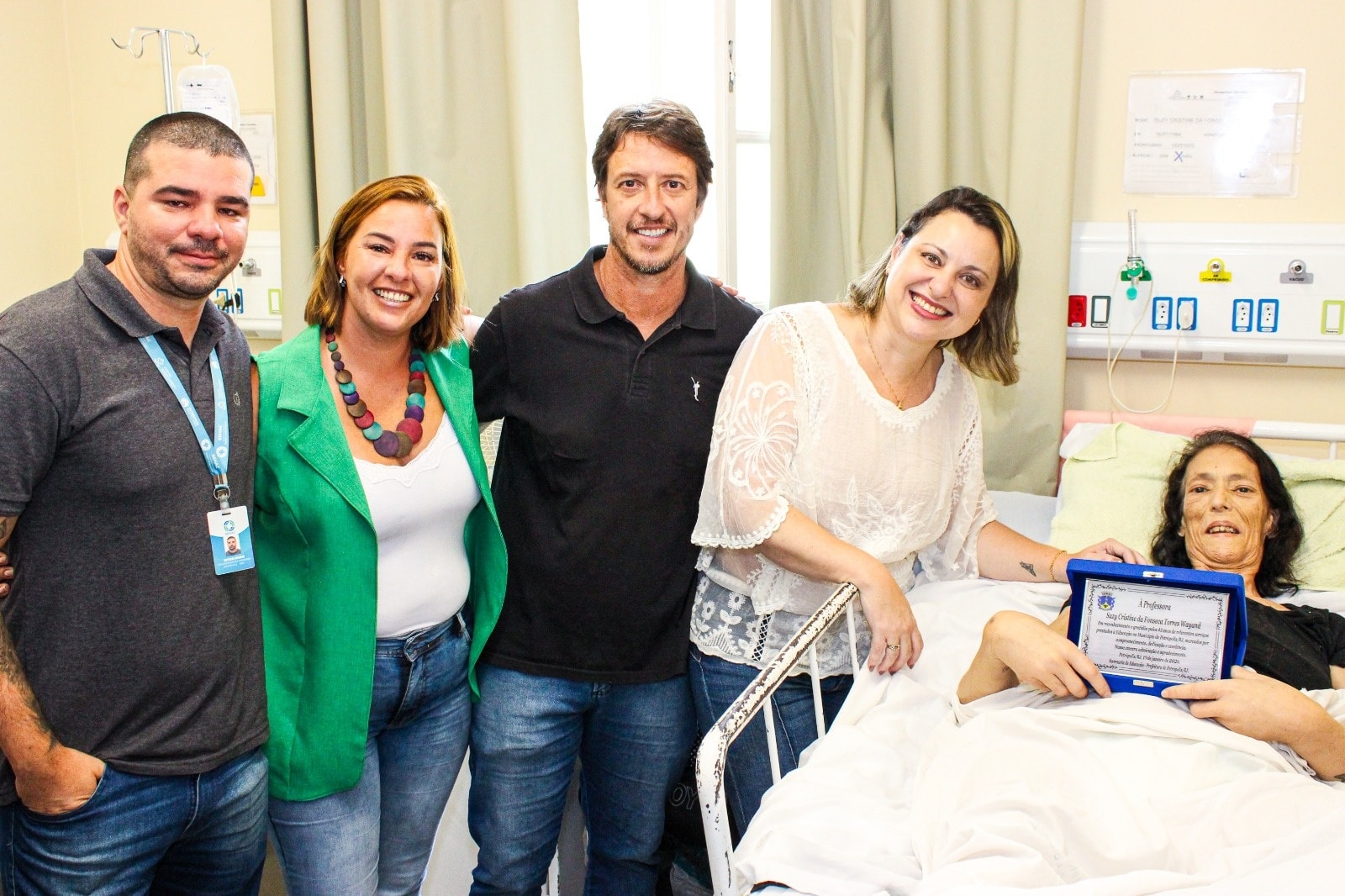 Professora em tratamento é homenageada pela Prefeitura