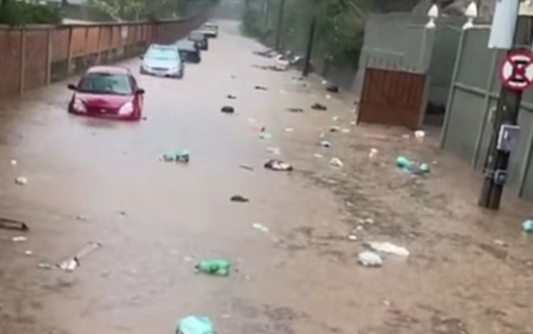 Tragédia Anunciada: Abandono da Coleta de Lixo Transforma Chuvas em Inundações Graves