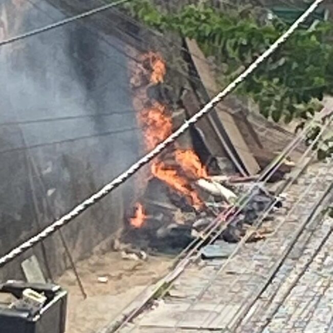 Caos na Limpeza Pública: Moradores Incendeiam Lixo no Retiro em Protesto Contra Abandono
