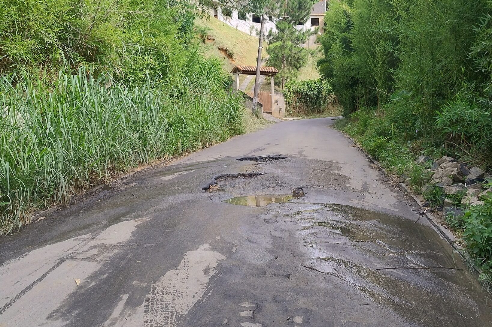 Risco de Interdição: Buraco Provocado por Esgoto Rompido Ameaça Tráfego na Subida do Piquenique