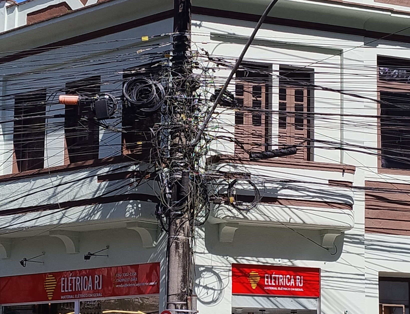 Descaso com Fiação Gera Perigo e Poluição Visual