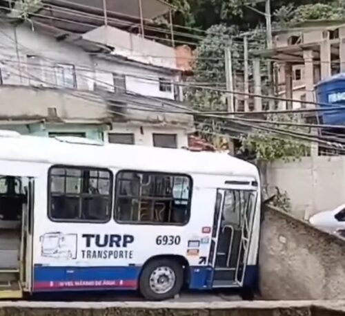 Ônibus da Turp bate em muro no bairro da Glória, em Corrêas.