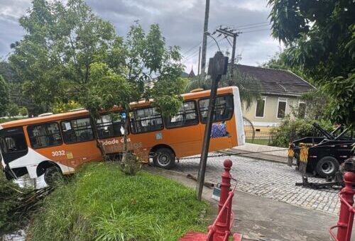 Acidente com ônibus causa alteração no trânsito da Av. Imperatriz.