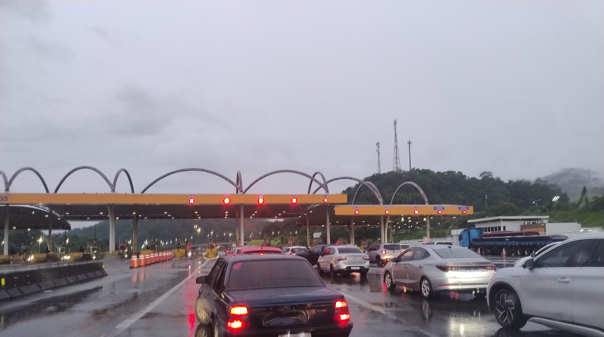 Chuvas fortes causam paralisação da BR-040.