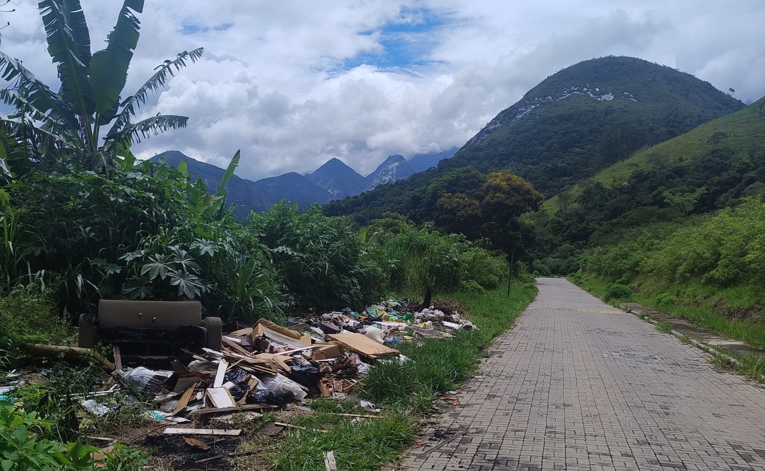 Breu e Descaso: Estrada do Caetitu vira “Bota-Fora” Clandestino e Alvo de Medo