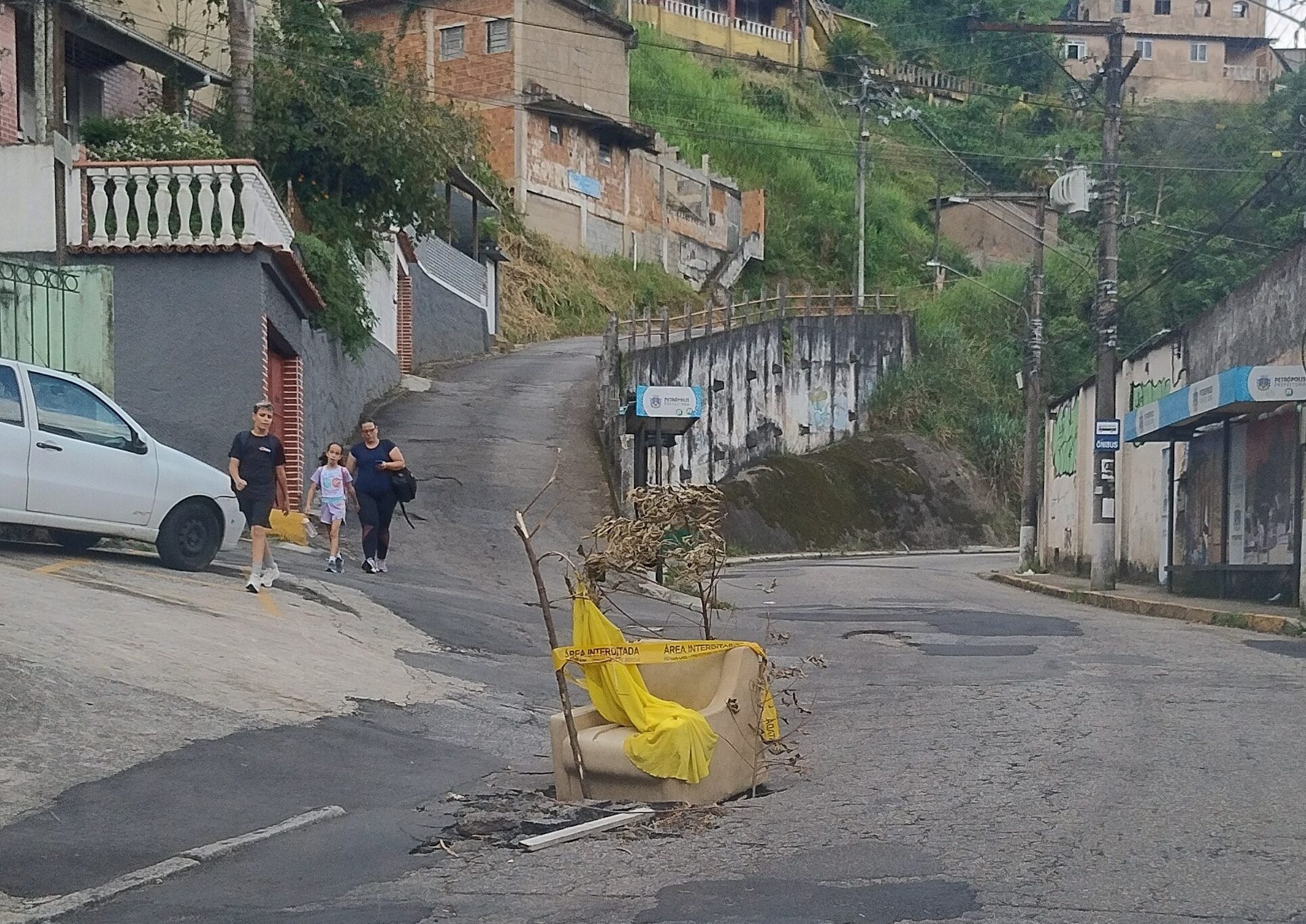Poltrona em Buraco na Estrada da Saudade é o Novo “Monumento” ao Descaso em Petrópolis
