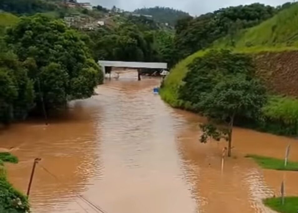 Calamidade na Zona da Mata: Rio Paraibuna Transborda e Ameaça Cidades do Interior Fluminense