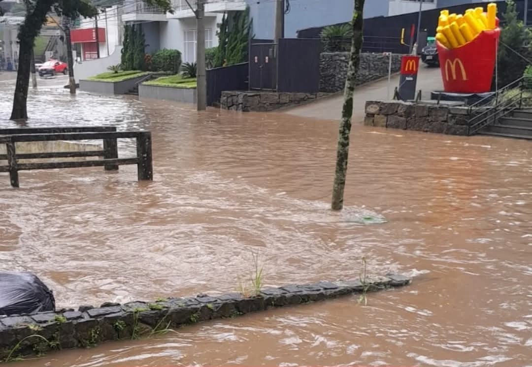Bueiros entupidos causam transtornos por toda a cidade