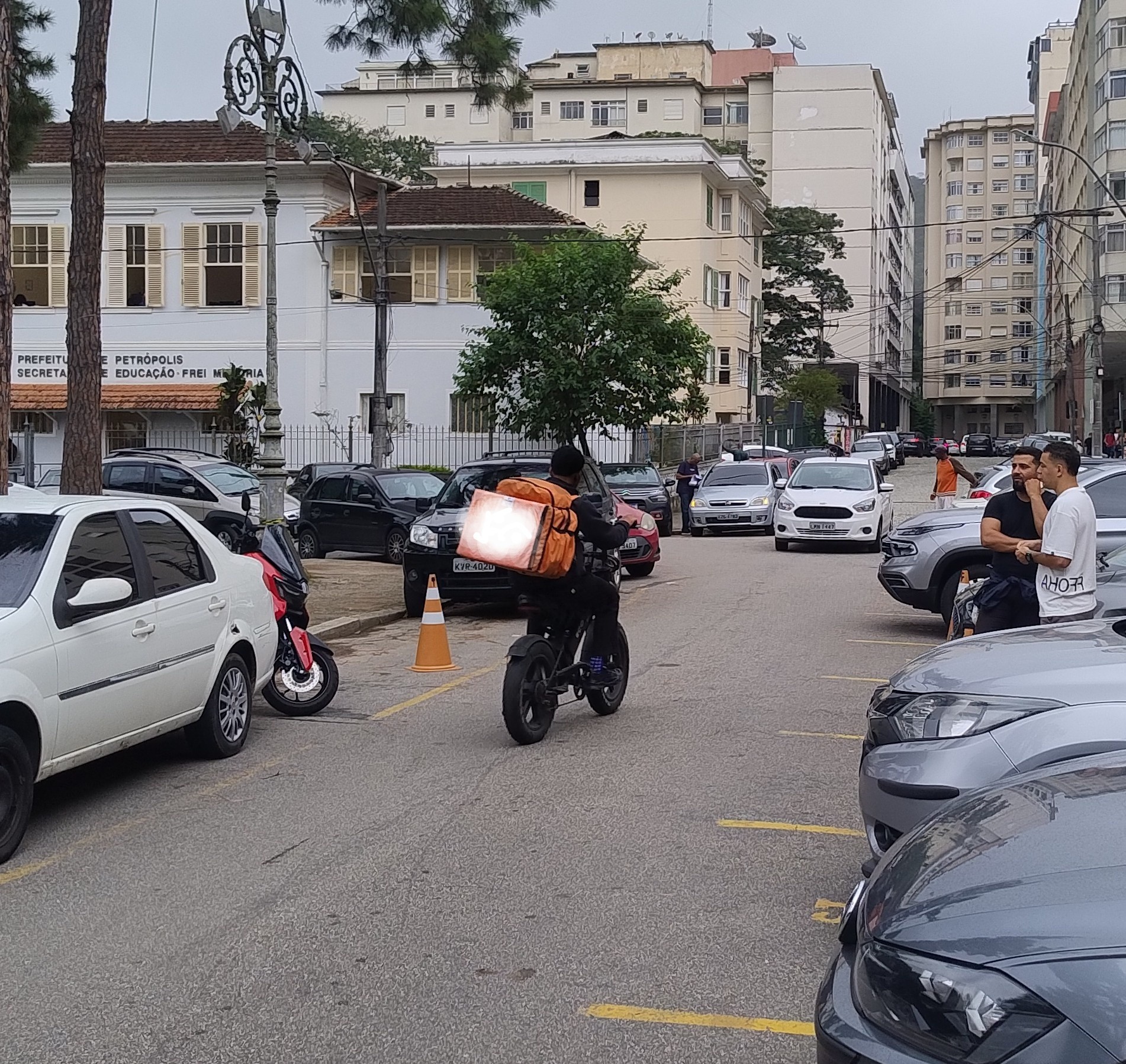 E-Bike-boys trafegam sem observar as leis de trânsito.