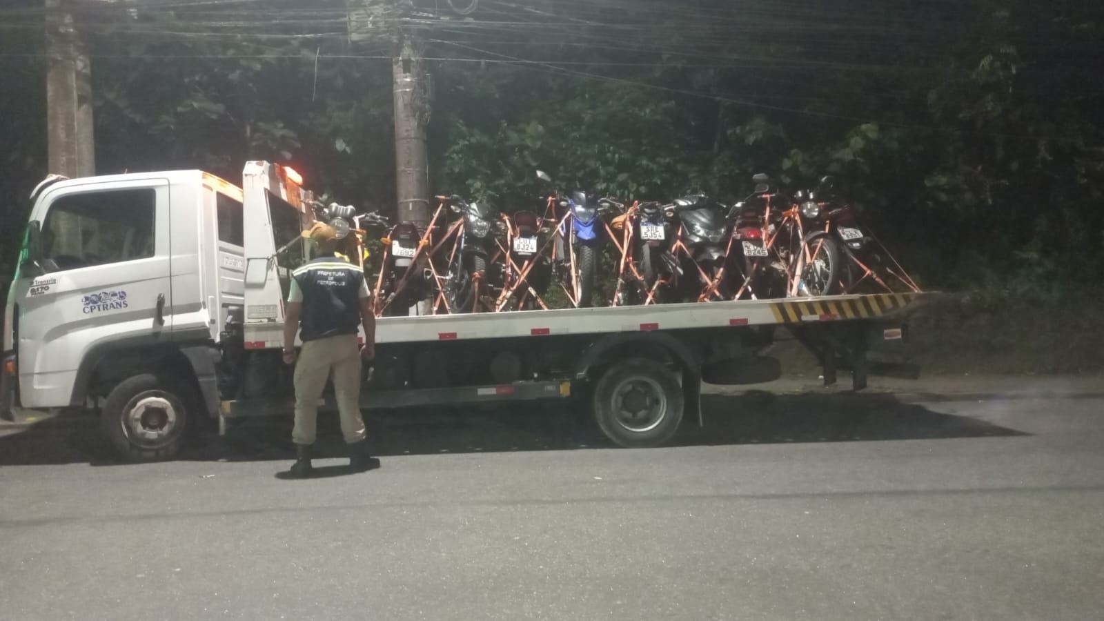 Fiscalização conjunta apreende motos barulhentas no Centro Histórico.