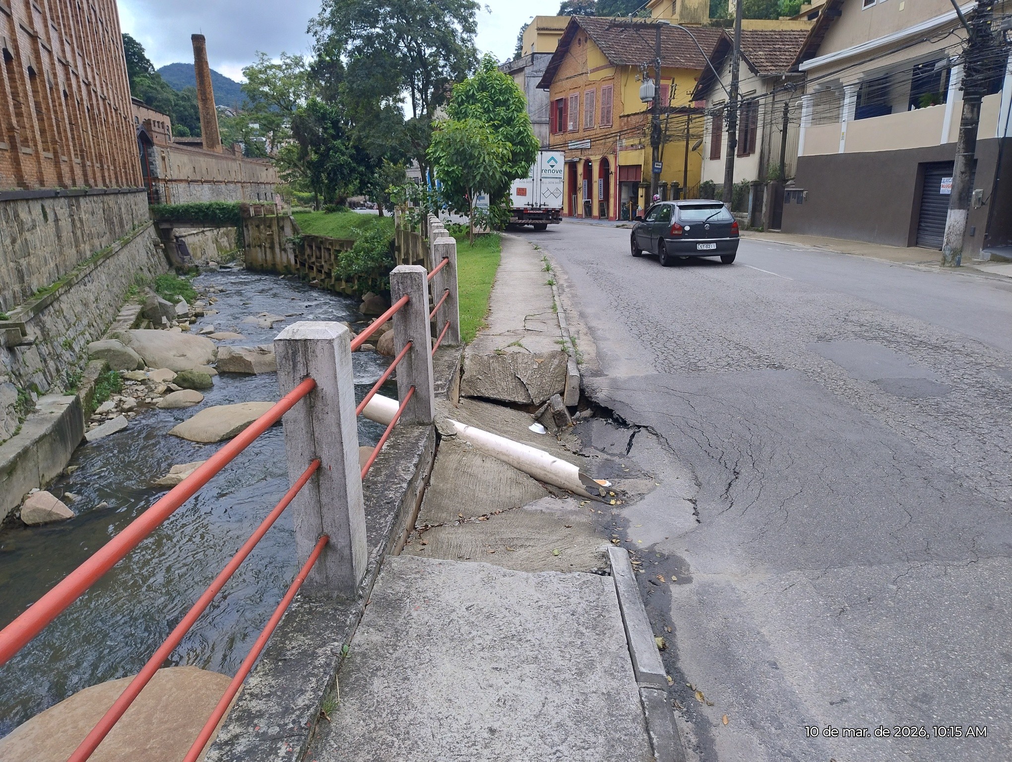 Risco para motoristas e pedestres na rua Washington Luis.