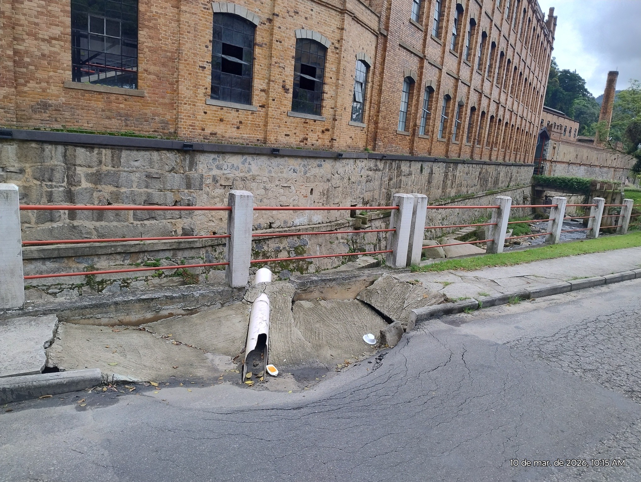 Obra mal feita expõe população a risco em plena rua Washington Luiz.
