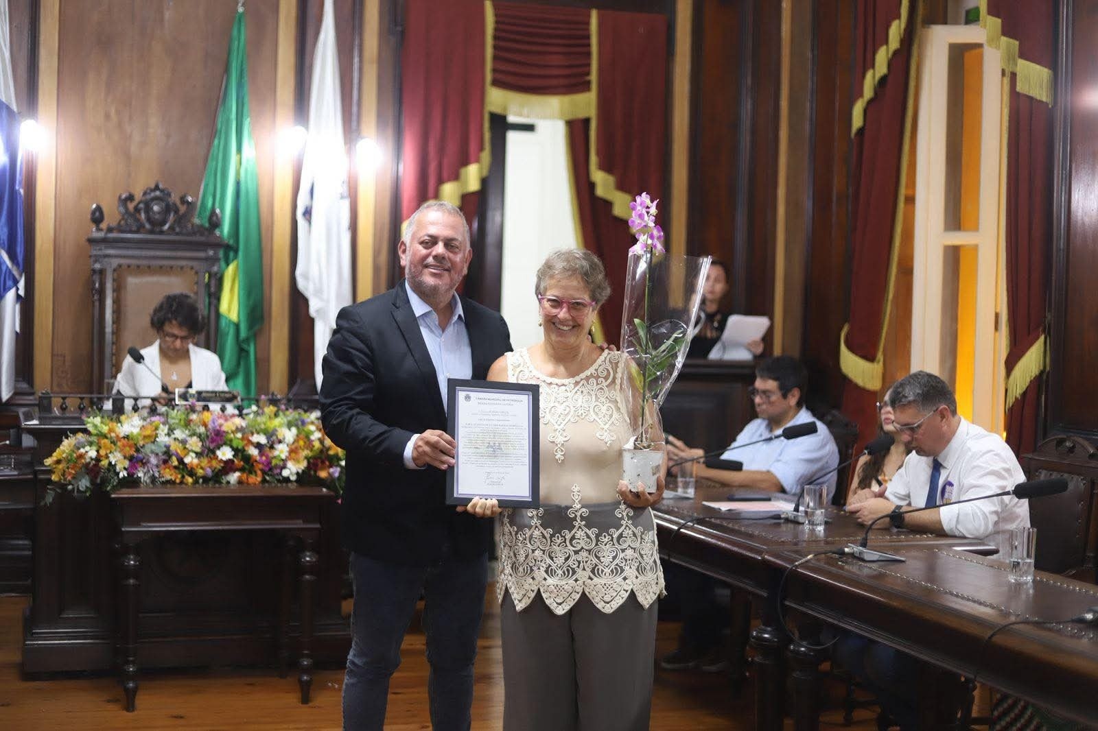 O Vereador Júnior Coruja, presidente da Câmara Municipal, entregou uma moção congratulatória à presidente do Conselho Municipal dos Direitos da Mulher (COMDIM)
