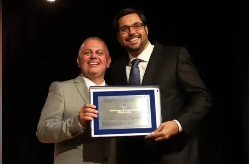 Vereador Junior Coruja, concedeu o prêmio de Cidadão Petropolitano