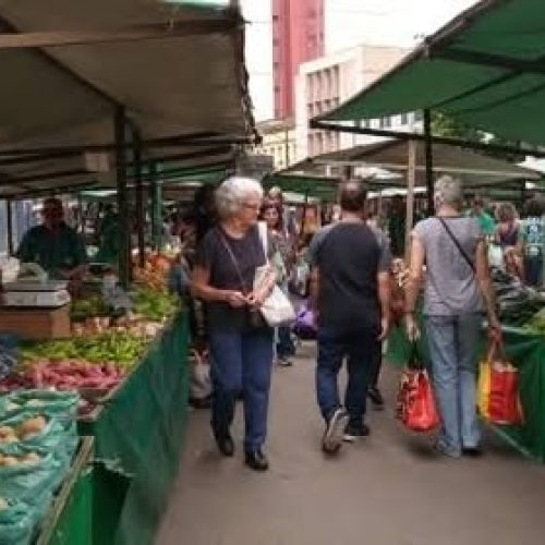 Feira livre comemora 108 anos oferecendo bons produtos à população.