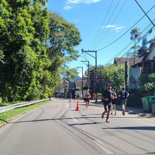 Com o calor intenso, a via, fechada temporariamente para veículos, se tornou um verdadeiro corredor esportivo a céu aberto, incentivando hábitos mais saudáveis entre os moradores.

Espaços como esse são essenciais para a qualidade de vida da população, pois permitem a prática de atividades físicas ao ar livre, promovem o bem-estar e incentivam a convivência entre diferentes públicos, de crianças a idosos. Além disso, a criação e manutenção de corredores esportivos urbanos ajudam na mobilidade sustentável, estimulam o uso da bicicleta como meio de transporte e reforçam a importância de políticas públicas voltadas para a saúde e o lazer.