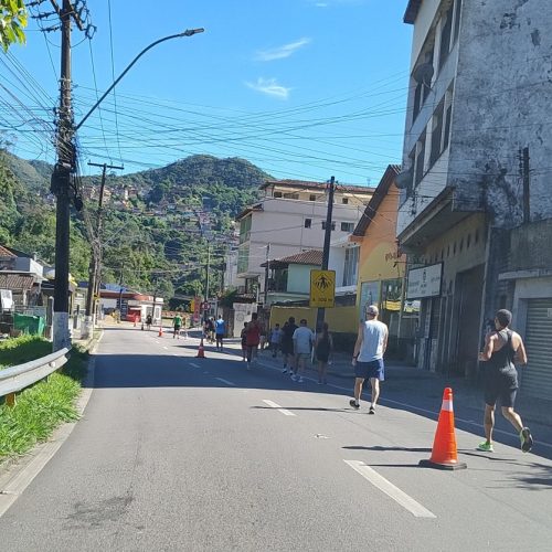 Com o calor intenso, a via, fechada temporariamente para veículos, se tornou um verdadeiro corredor esportivo a céu aberto, incentivando hábitos mais saudáveis entre os moradores.

Espaços como esse são essenciais para a qualidade de vida da população, pois permitem a prática de atividades físicas ao ar livre, promovem o bem-estar e incentivam a convivência entre diferentes públicos, de crianças a idosos. Além disso, a criação e manutenção de corredores esportivos urbanos ajudam na mobilidade sustentável, estimulam o uso da bicicleta como meio de transporte e reforçam a importância de políticas públicas voltadas para a saúde e o lazer.